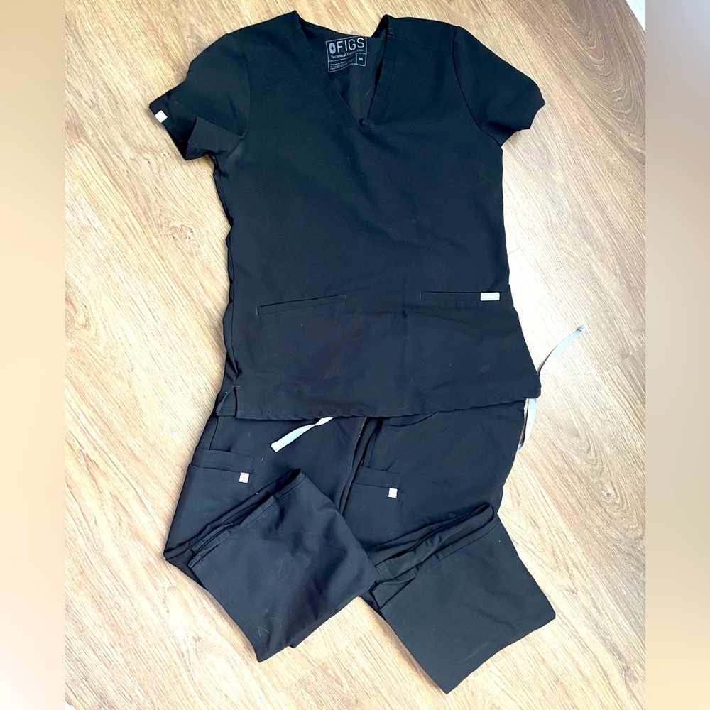 Figs black scrubs 1-xs top 2-s bottoms